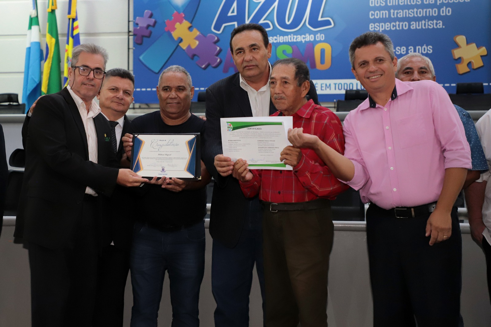 No Dia dos Povos Indígenas vereador Carlão atende, através de seu gabinete, demanda de índios que são líderes comunitários.