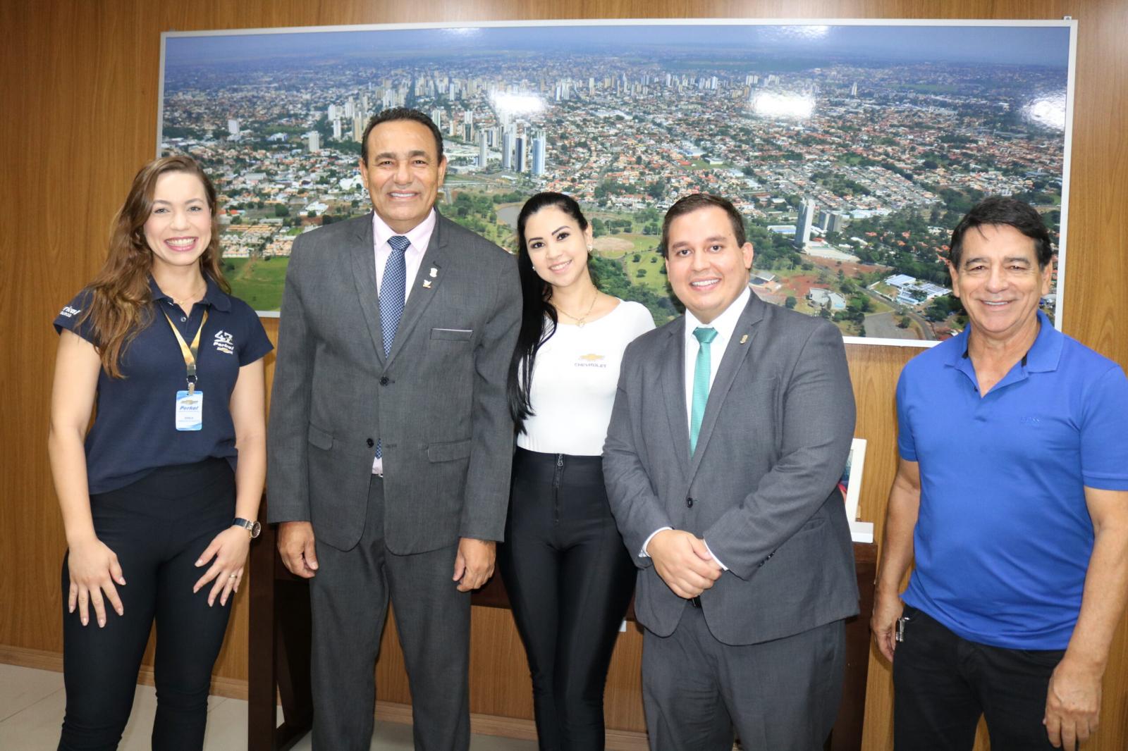 Presidente Carlão entrega Título de Visitante Ilustre à odontóloga Chilena e recebe visita de diretor da Perkal.
