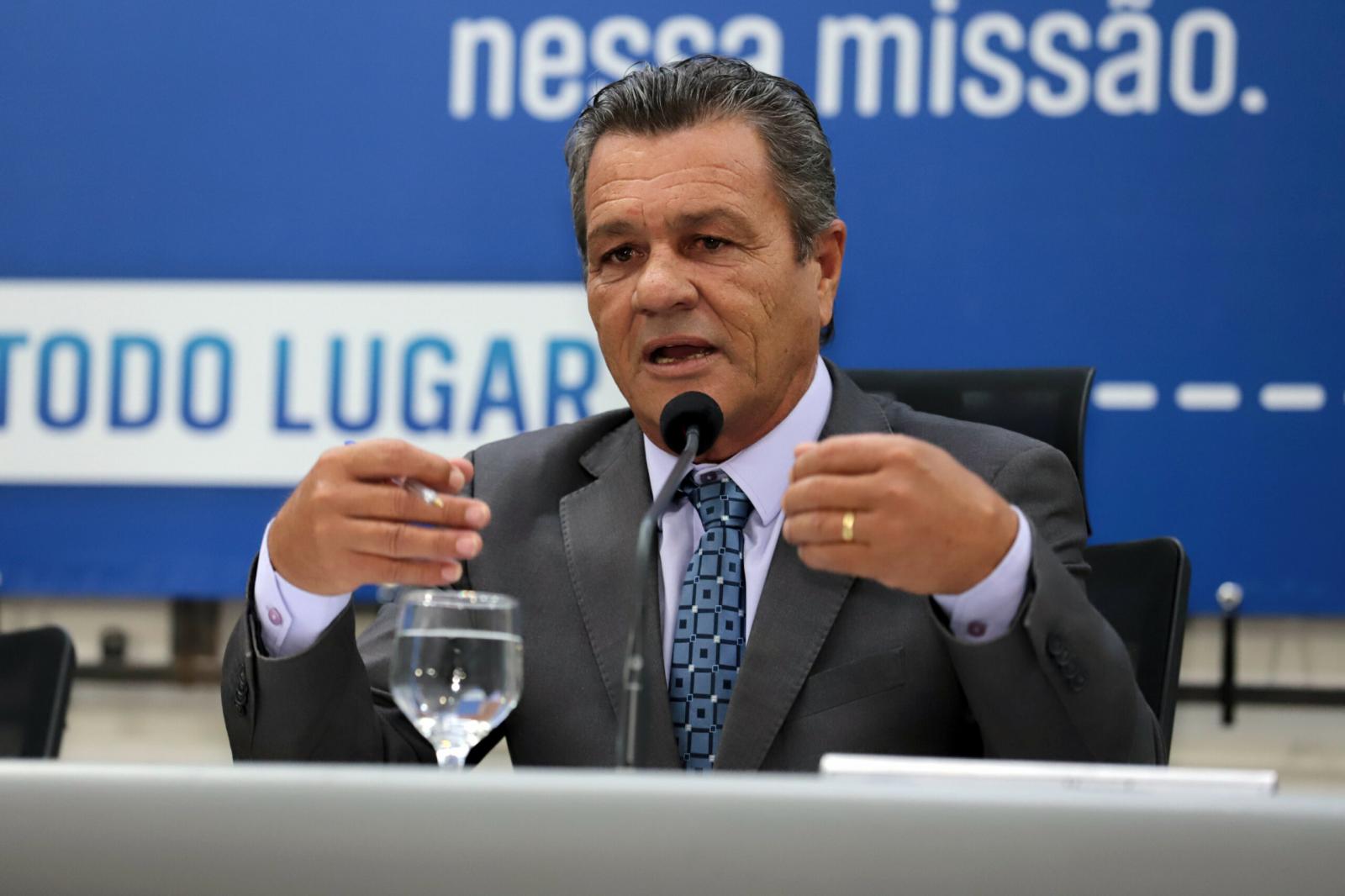 Vereador Delei solicita Tapa-buraco, patrolamento e limpeza de ruas e avenidas.