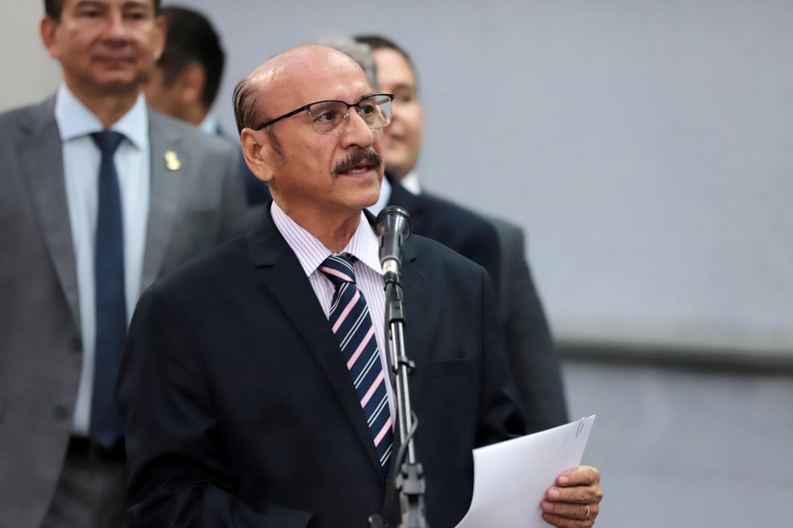Vereador Dr. Loester recebe moção de congratulação pelo Dia do Obstetra.