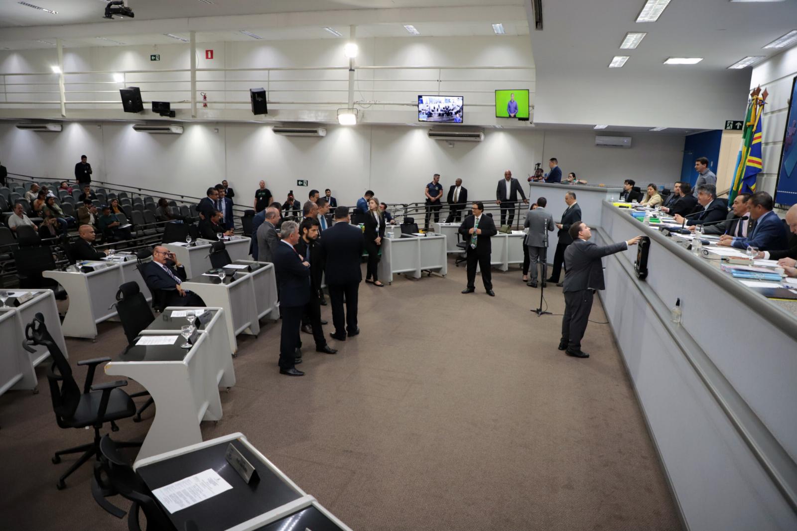 Vereadores analisam oito projetos na sessão desta terça-feira.