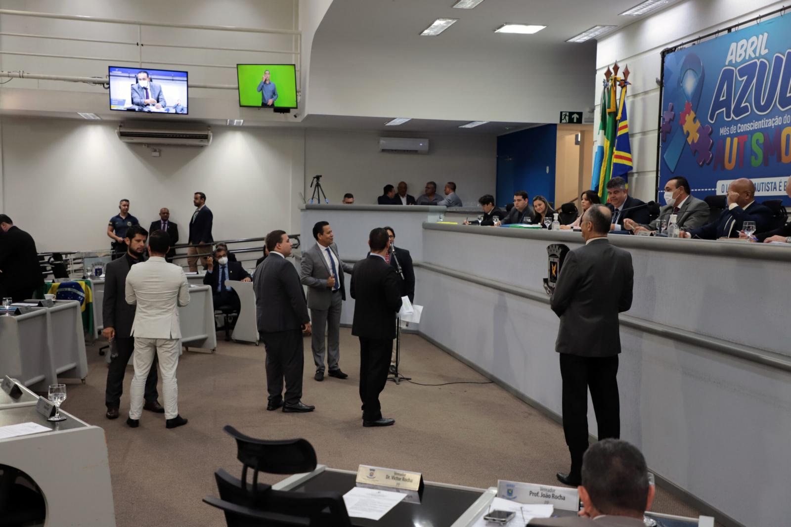 Vereadores analisam sete projetos na sessão desta terça-feira.