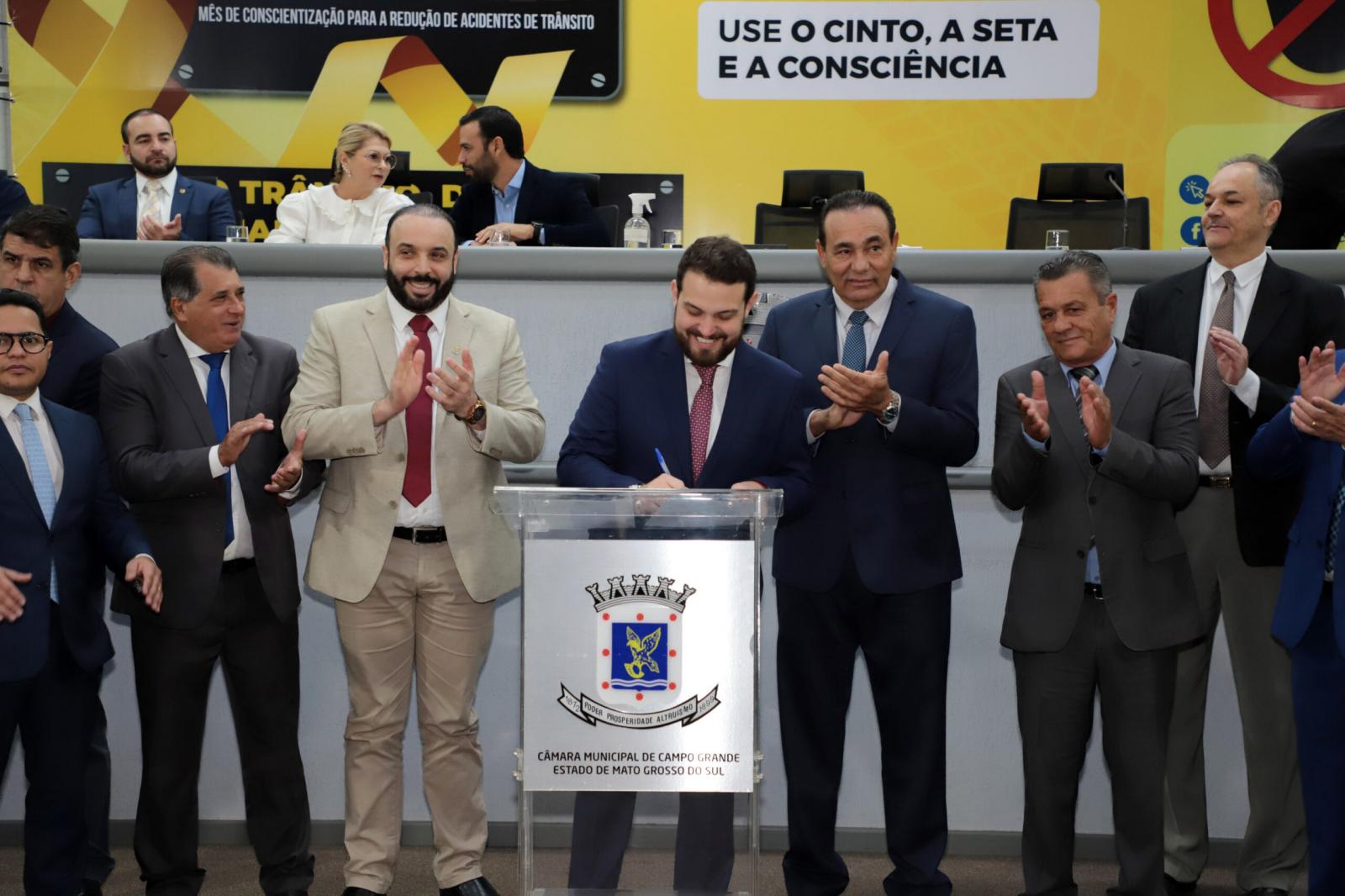 Câmara Municipal empossa Claudinho Serra como vereador de Campo Grande.