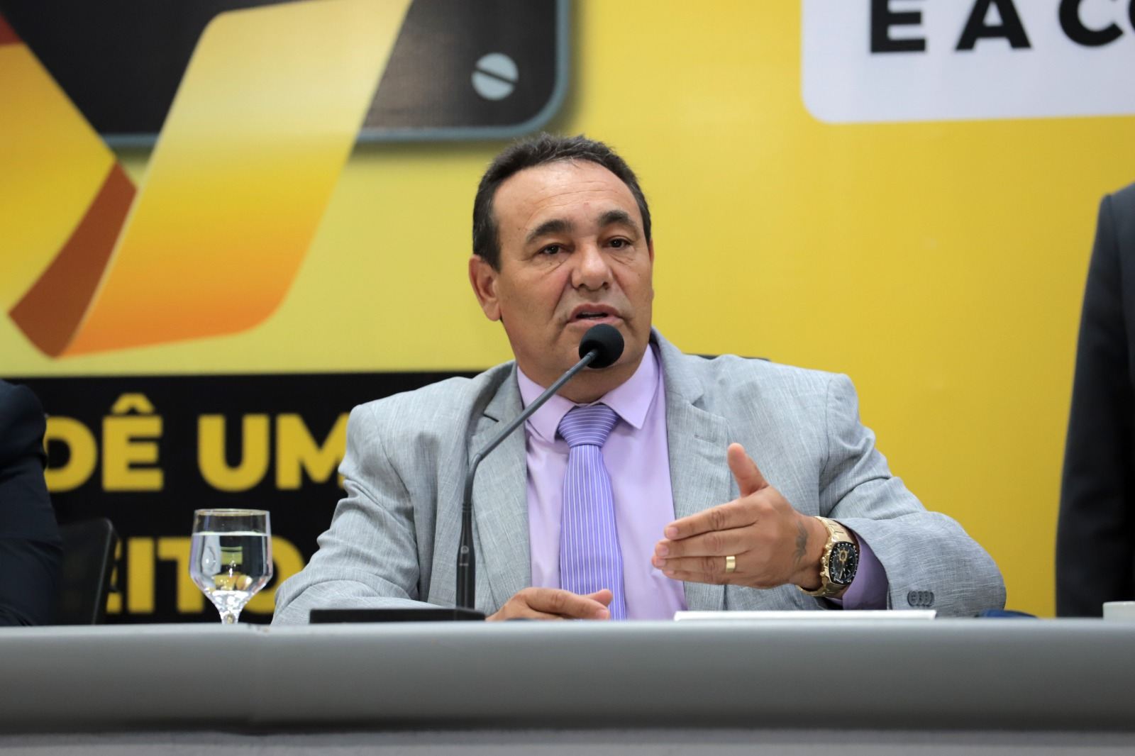 Para cobrar a solução definitiva para falta de Assistentes Inclusivos nas escolas, Carlão afirma que a Câmara não votará PLs do Executivo até resolver a situação.
