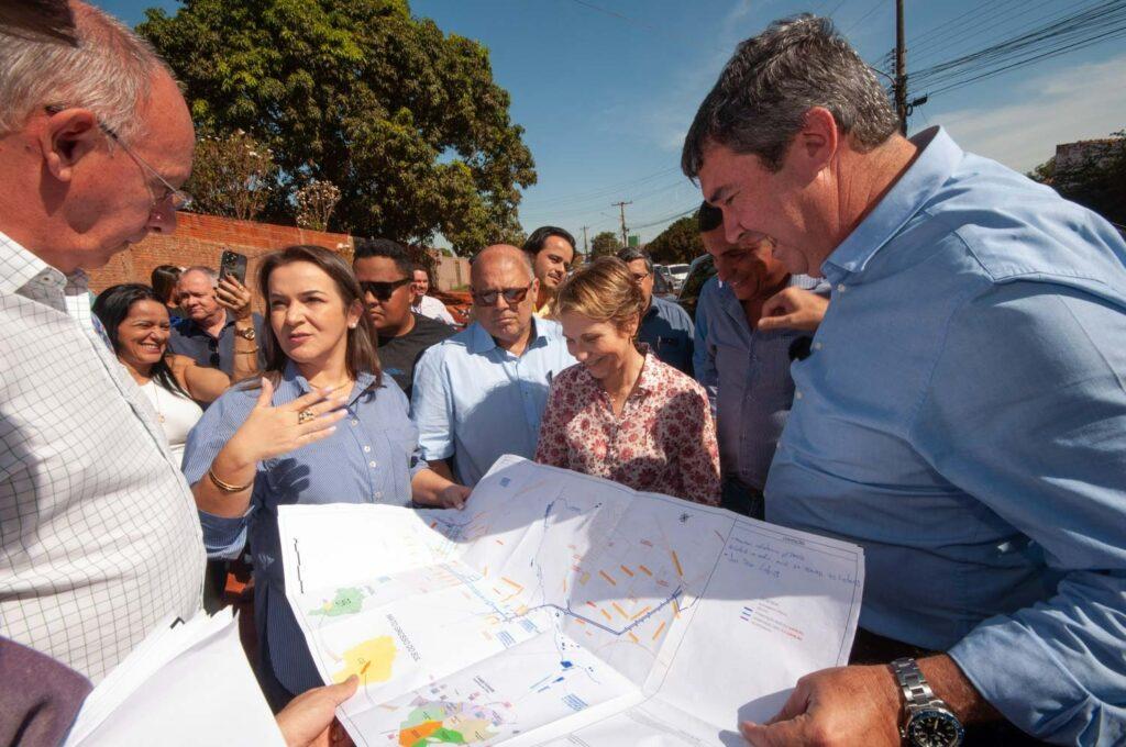 Prefeita Adriane Lopes vistoria obras emblemáticas da Capital ao lado de Riedel e Tereza Cristina.