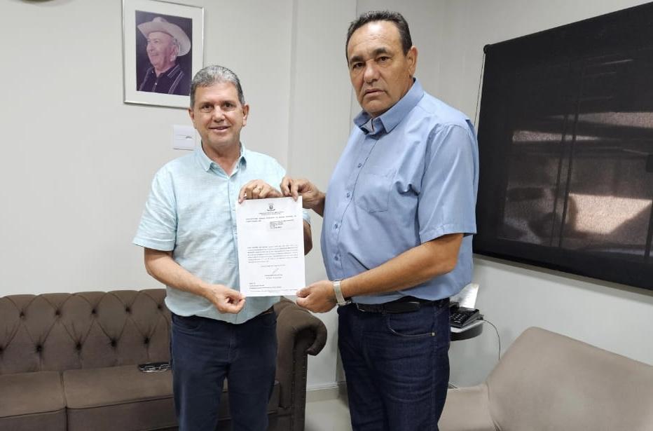Prof. João Rocha apresenta pedido de licença e suplente Claudinho Serra será empossado vereador nesta terça-feira.