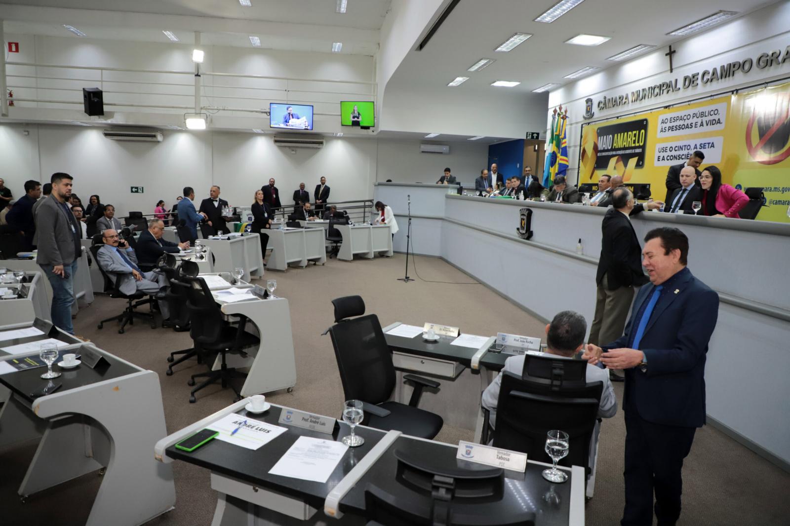 Vereadores aprovam dois projetos na sessão desta terça-feira.