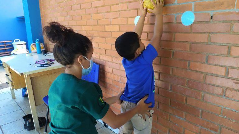 Atendimento gratuito em fisioterapia respiratória infantil oferecido em Campo Grande é pioneiro no País.