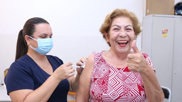 Com mais de 70 locais abertos, vacinação contra a gripe segue disponível para toda a população.