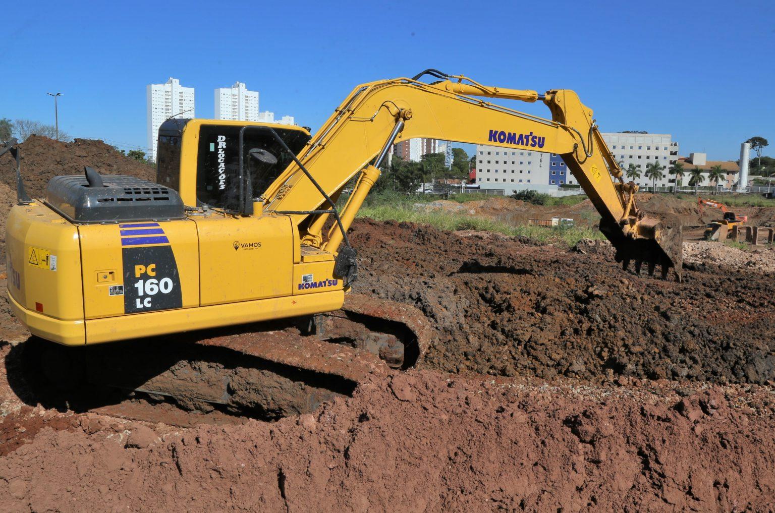 Prefeitura avança na instalação de muros de gabião para revestimento em obras de bacia de amortecimento na Mato Grosso.
