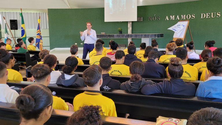 Prefeitura leva capacitação para mercado de trabalho a 300 jovens da Cidade dos Meninos.