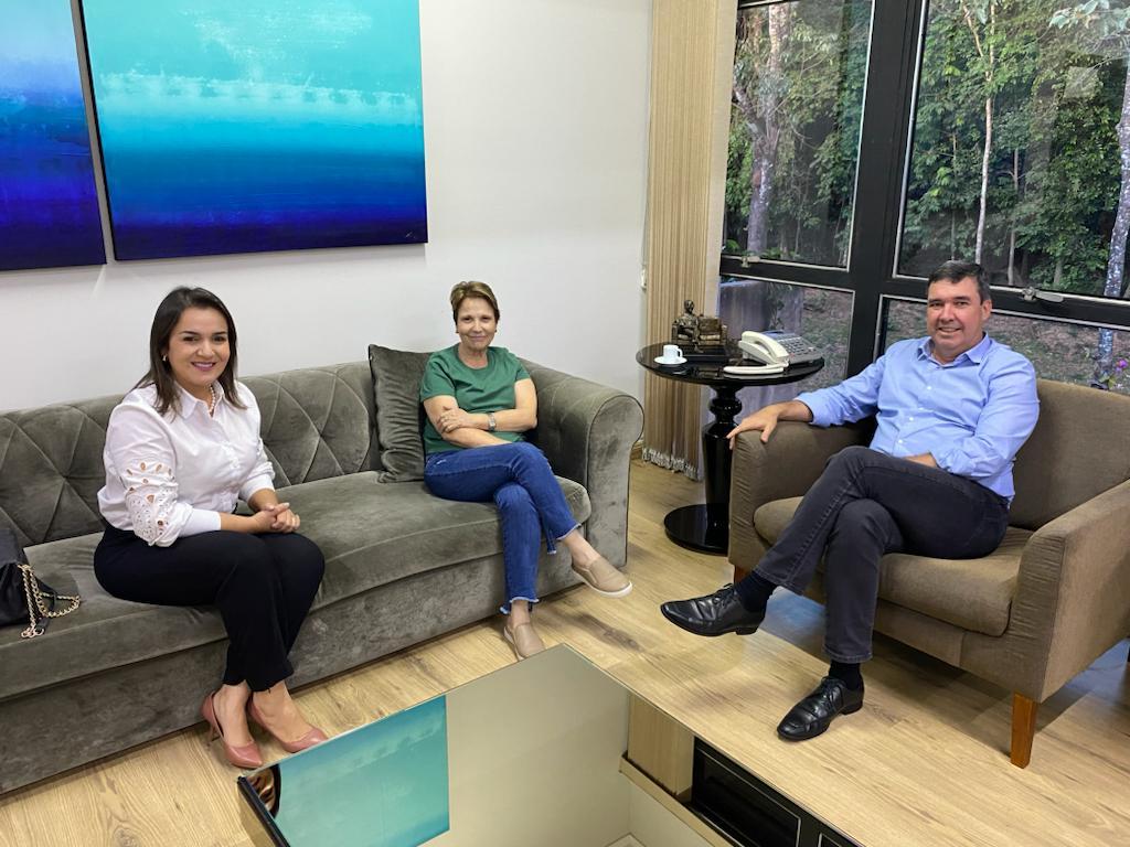 Em entrega do calendário das festividades, Adriane e Riedel reforçam parceria para obras na Capital.