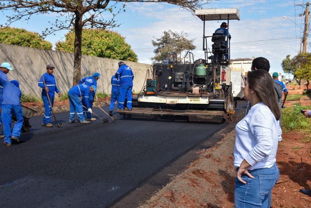 Equipes executam serviços de terraplanagem na pavimentação do Nova Lima.