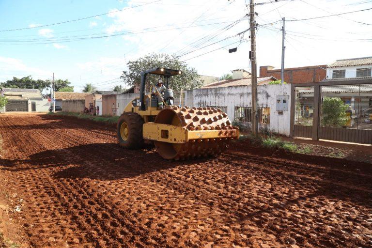 Prefeitura avança com obras de drenagem e pavimentação asfáltica no Residencial Oliveira.