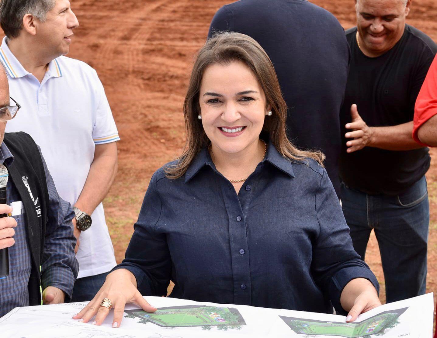 Com revitalização de praças esportivas, Adriane fortalece os bairros e os campeonatos de “futebol terrão”, além de gerar emprego e renda.