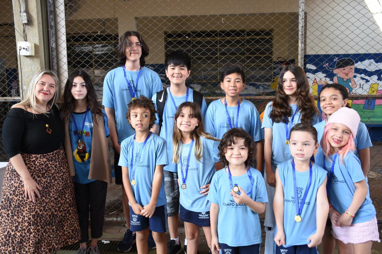 Para motivar alunos, Reme entrega medalhas a destaques do primeiro bimestre na Escola Municipal Padre José de Anchieta.