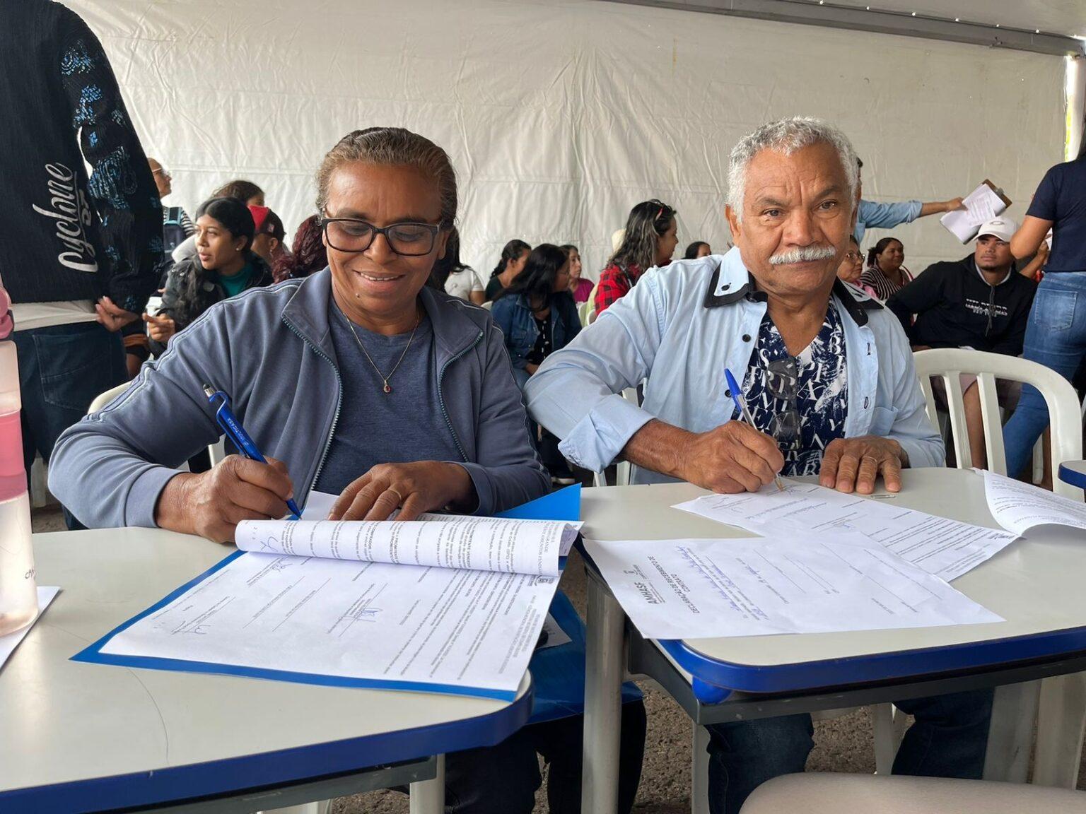 Prefeitura realiza entrega de contratos de regularização fundiária para mais de 320 famílias da Capital.