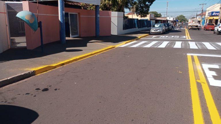 Prefeitura revitaliza sinalização em torno de escolas e nas regiões do Aero Rancho e Mata do Segredo.