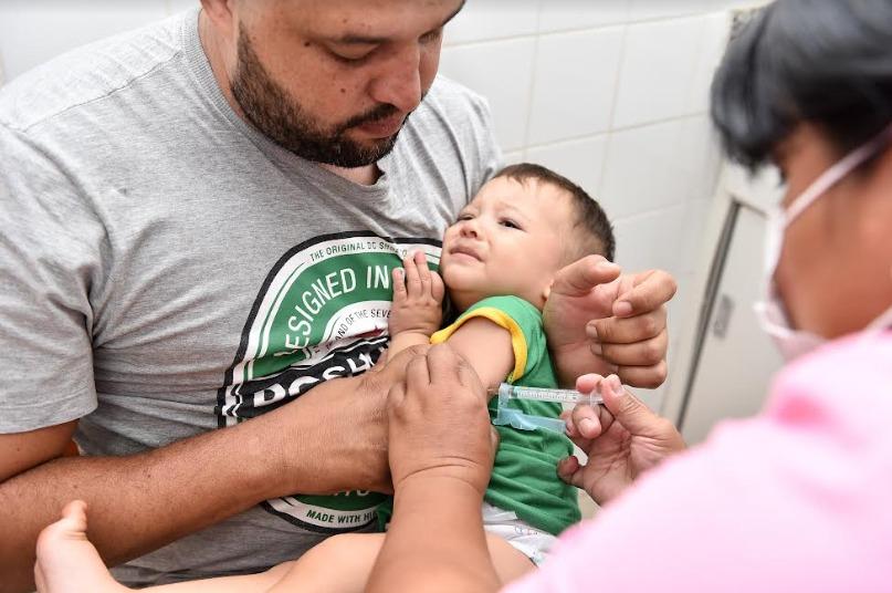 Surto de coqueluche na fronteira gera alerta sobre necessidade de vacinação em crianças.