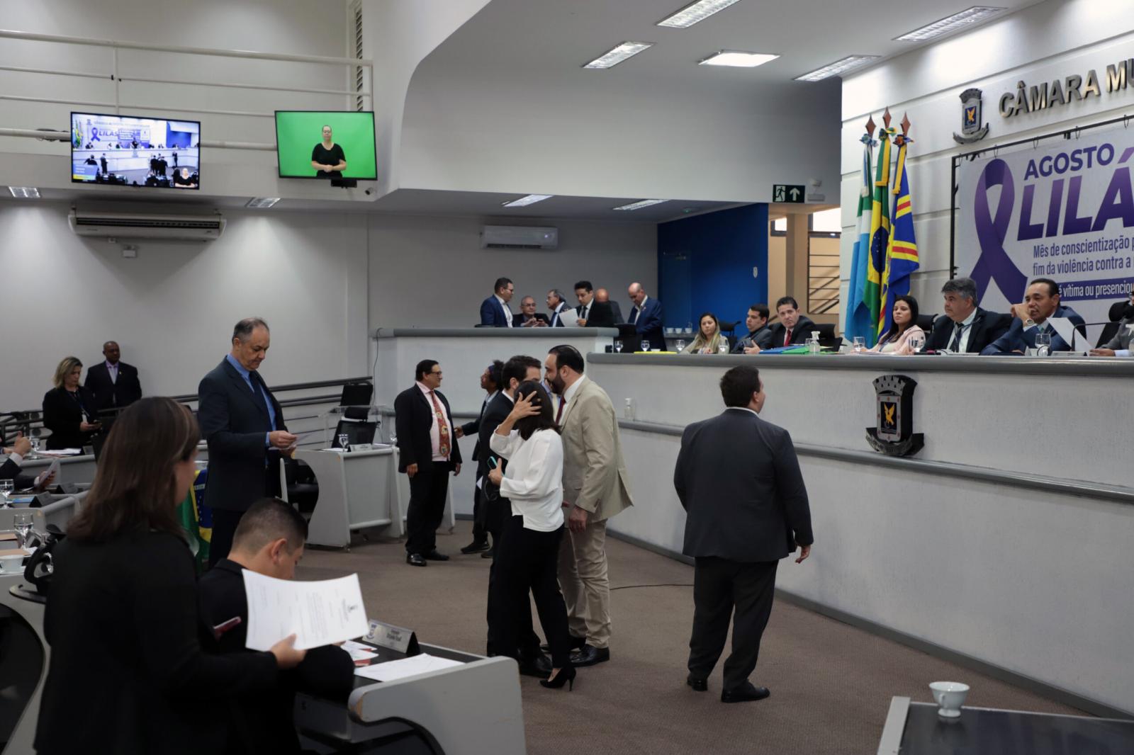 Vereadores analisam seis projetos na sessão desta quinta-feira.
