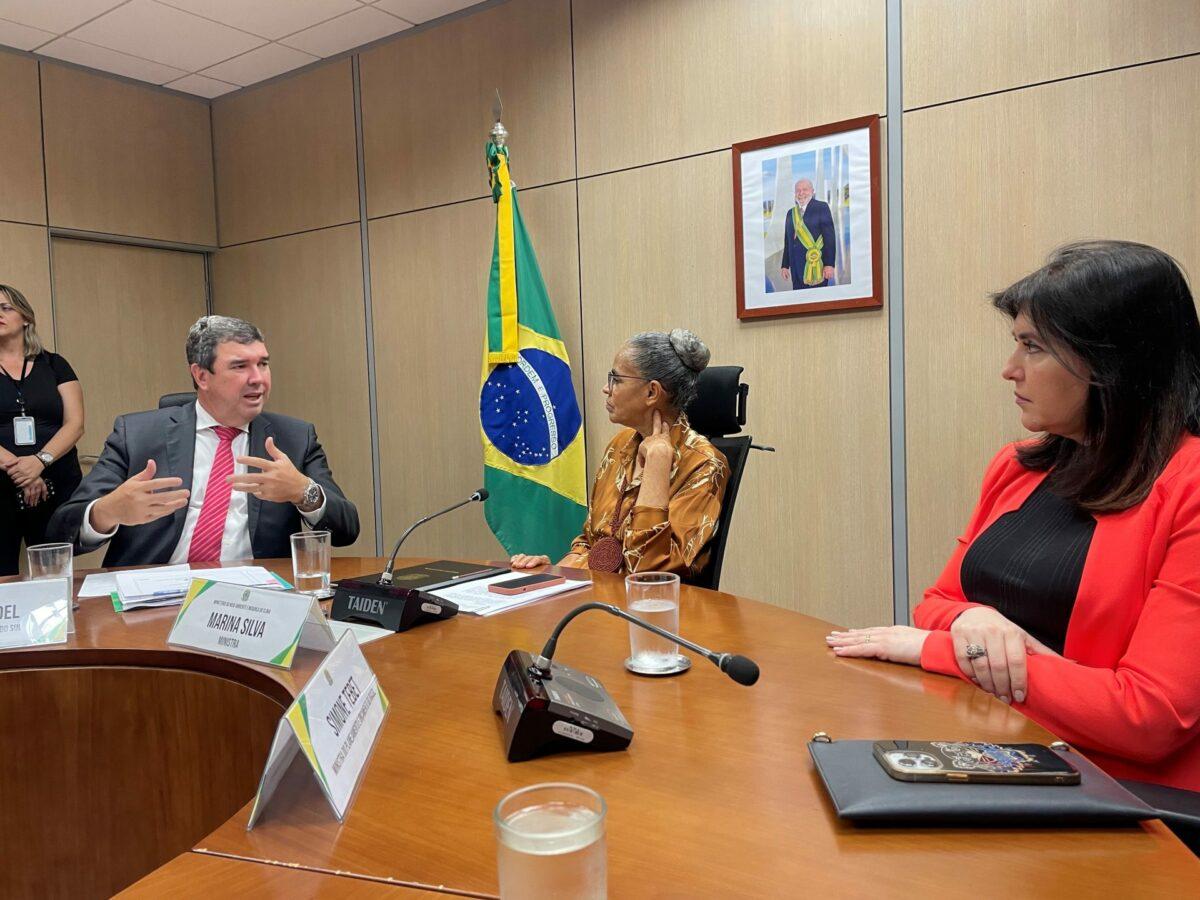 Governador Eduardo Riedel e Marina Silva criam grupo para combater desmatamento e queimadas no Pantanal.