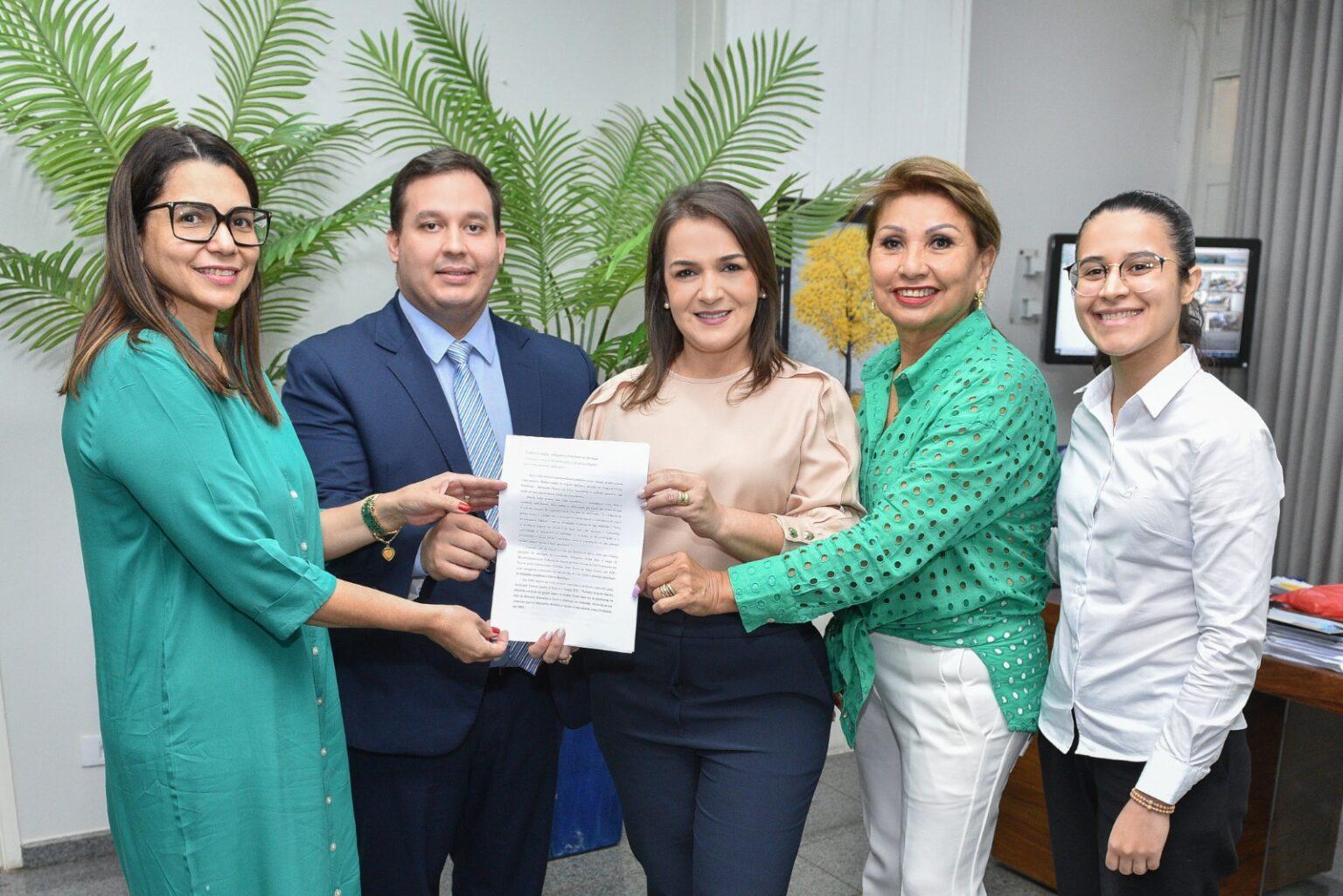 Prefeita sanciona lei que declara de Utilidade Pública a Associação Paridade de Verdade.