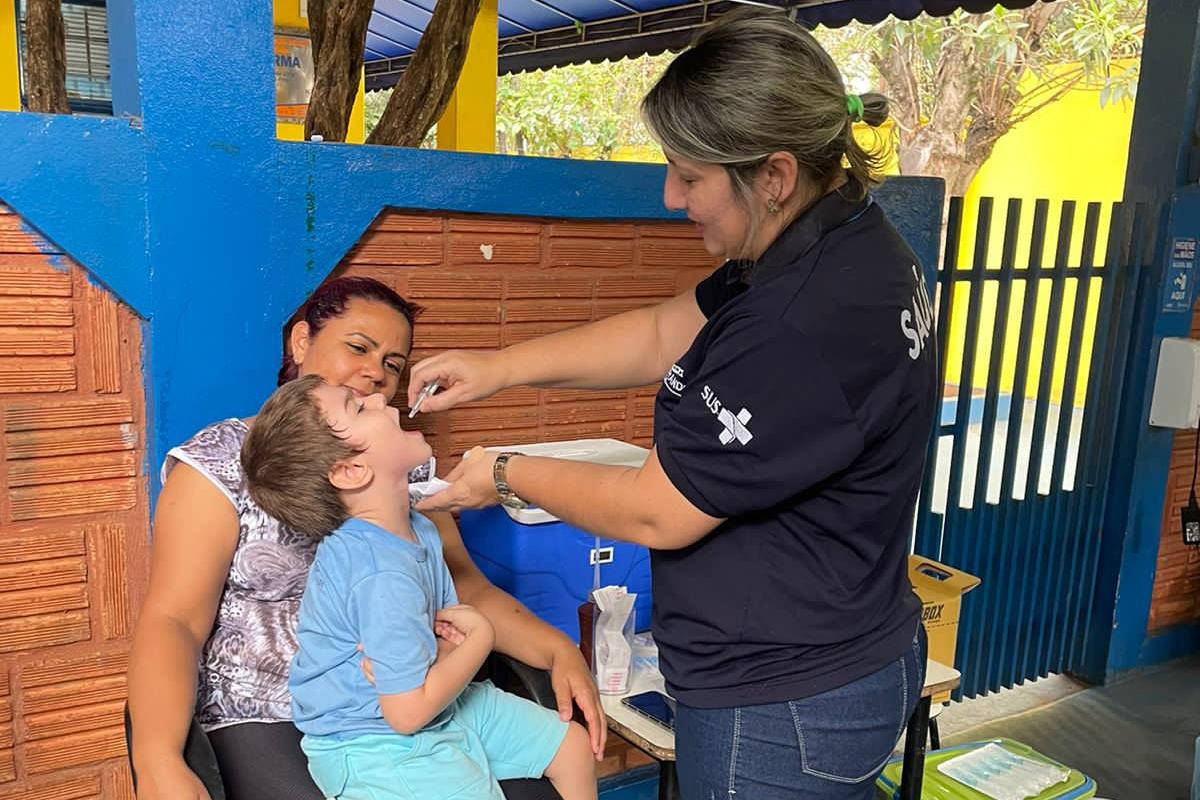 Unidades de saúde fazem busca ativa em escolas para ampliar cobertura vacinal .
