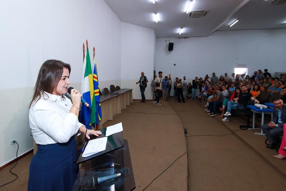 A Prefeita Adriane Lopes sanciona reajuste dos professores e promete reposição de 100% do piso em 2024.