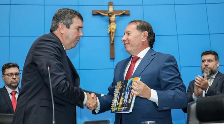 Governador Eduardo Riedel prevê orçamento de R$ 25,4 bilhões em 2024 e repasse de R$ 3,1 bi aos Poderes.