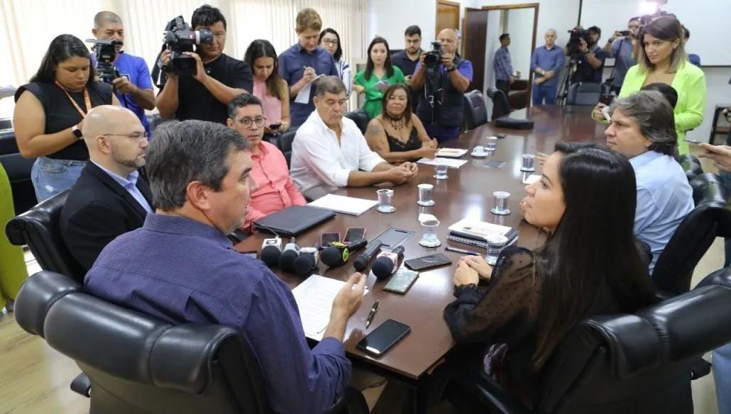 Governador Eduardo Riedel sanciona reajuste para concursados e autoriza aumento para professores convocados; confira.