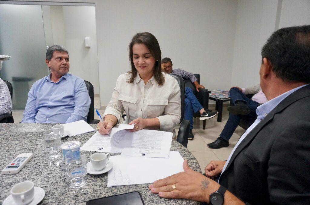 Prefeita encaminha à Câmara projeto de integralização do piso nacional de 20h para o magistério na Capital.