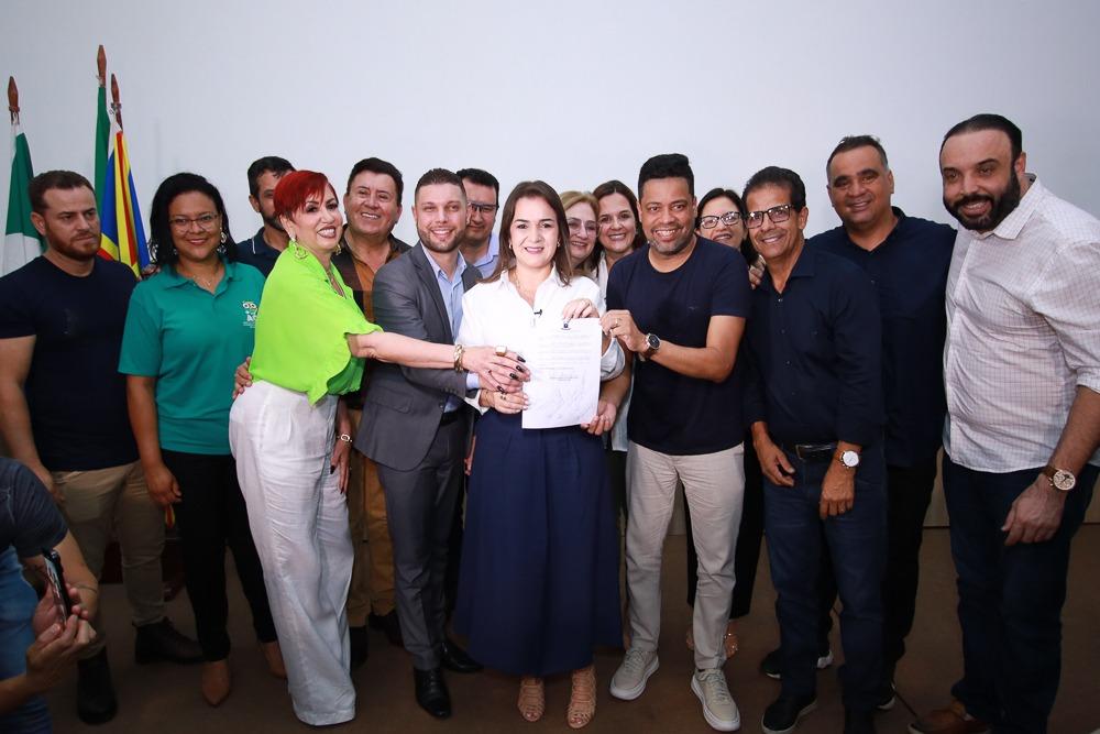 Prefeita Adriane Lopes de Campo Grande sanciona reajuste no salário dos professores e anuncia eleição de diretores das Emeis.
