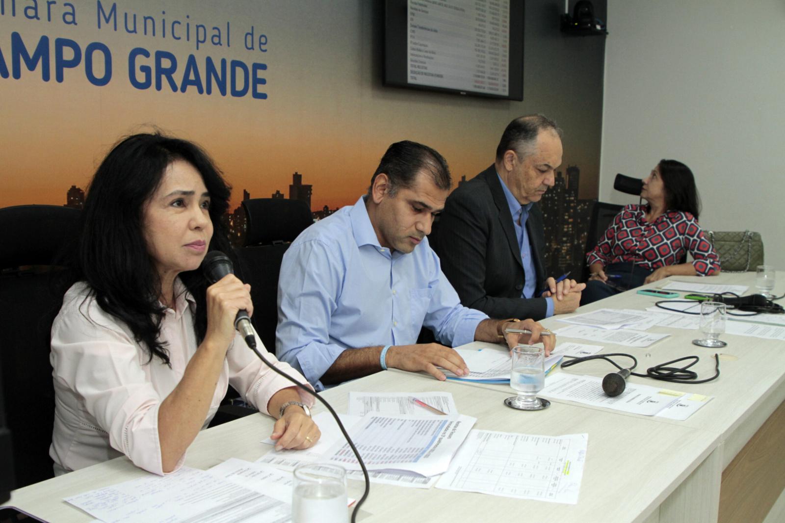 Prefeitura presta contas e vereadores cobram mais concurso e investimentos.