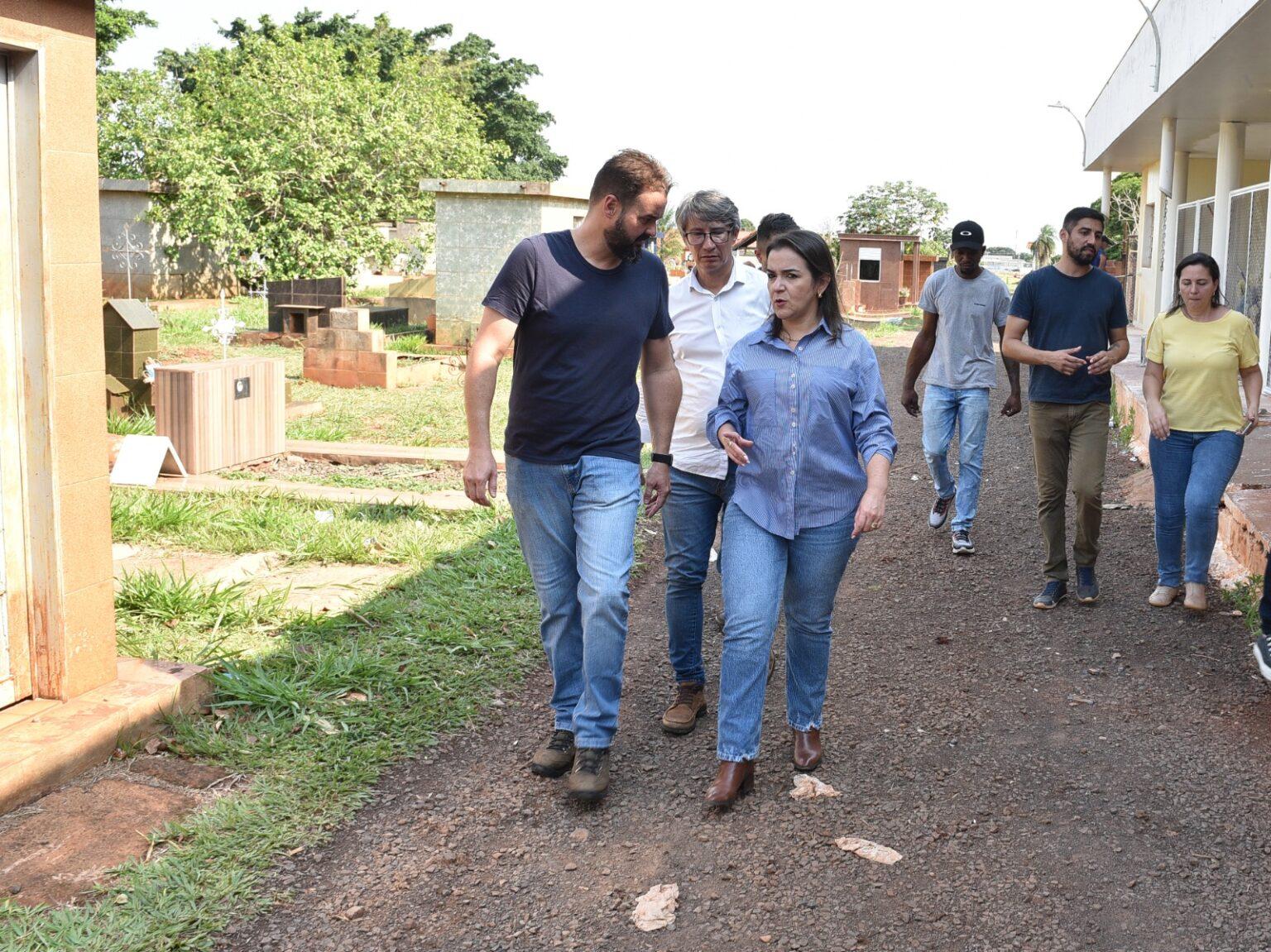 Prefeitura realiza mutirão para preparar cemitérios públicos para o Dia dos Finados.