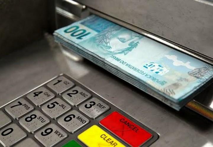 Em homenagem a data comemorativa, salário dos servidores estaduais estará disponível no sábado.
