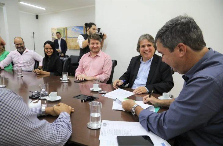 Caravina aguarda aval de Riedel para assumir mandato na Assembleia Legislativa.