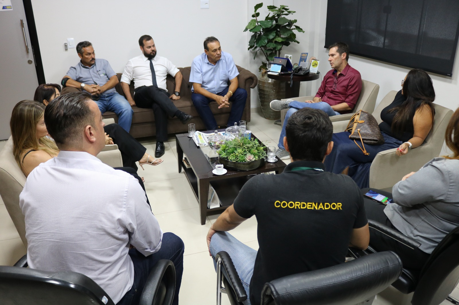 Carlão intermedia reunião entre Comissão do Alphaville e Agetran para melhorias na segurança no trânsito da região.