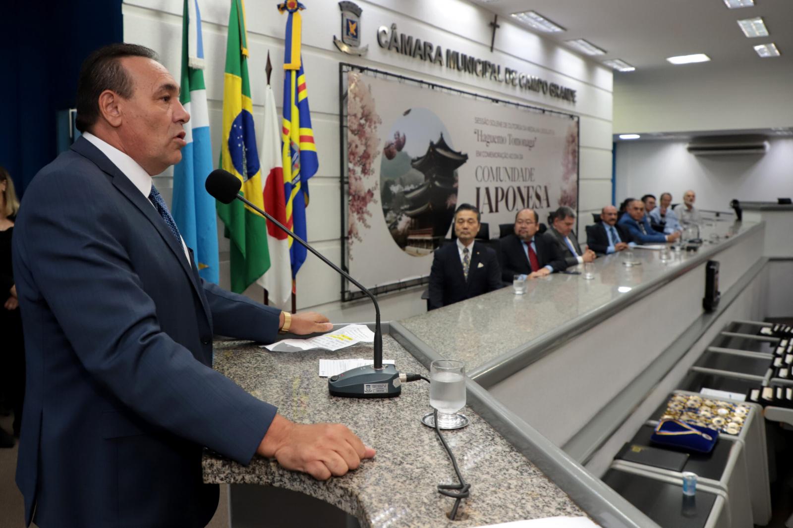 Carlão, prefeito interino, participa de homenagem a Comunidade Japonesa em solenidade na Câmara.