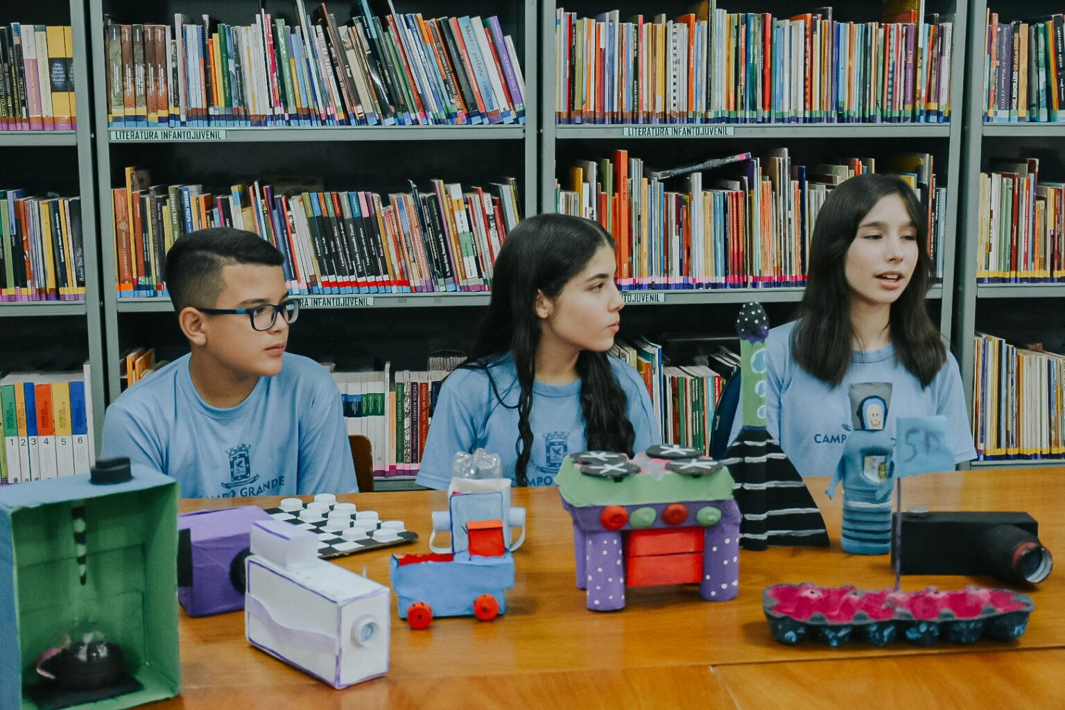 Com objetos recicláveis, alunos da Reme criam brinquedos em projeto sobre a América Latina.