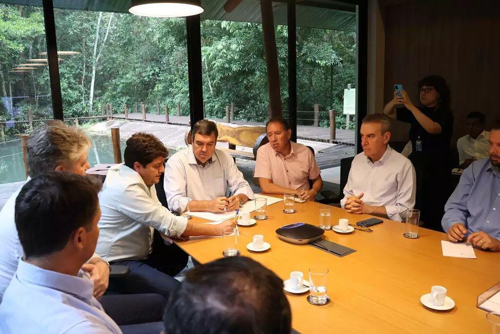 Governado Eduardo Riedel se encontra com produtores e prefeitos para discutir a Lei do Pantanal.