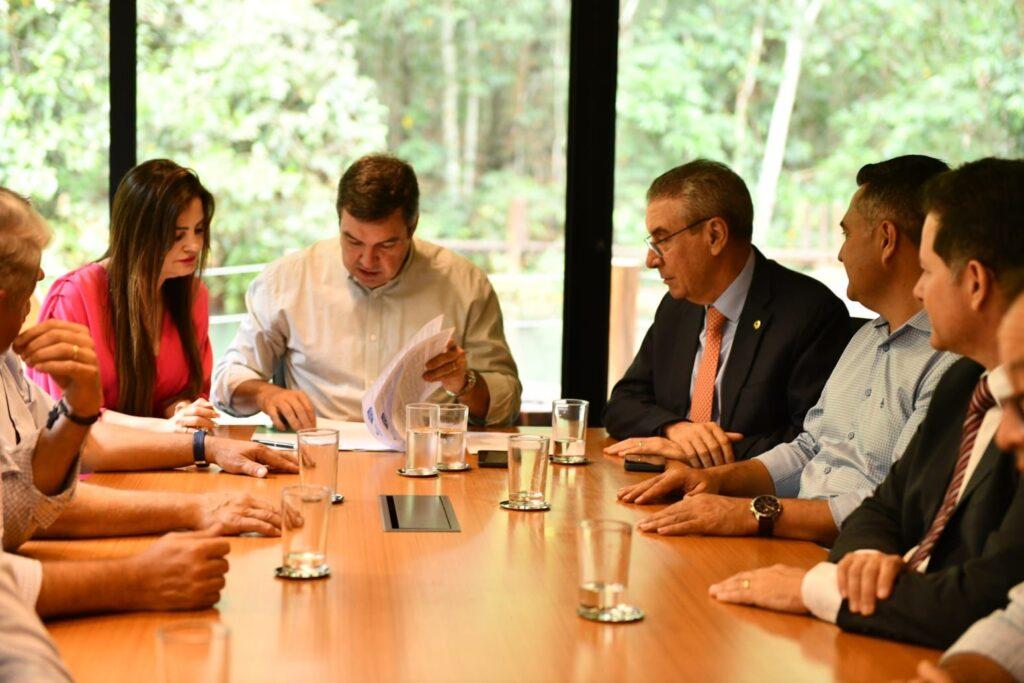 Governador Eduardo Riedel e prefeitos, Paulo Corrêa assinam repasse de R$5,2 milhões ao Conisul.