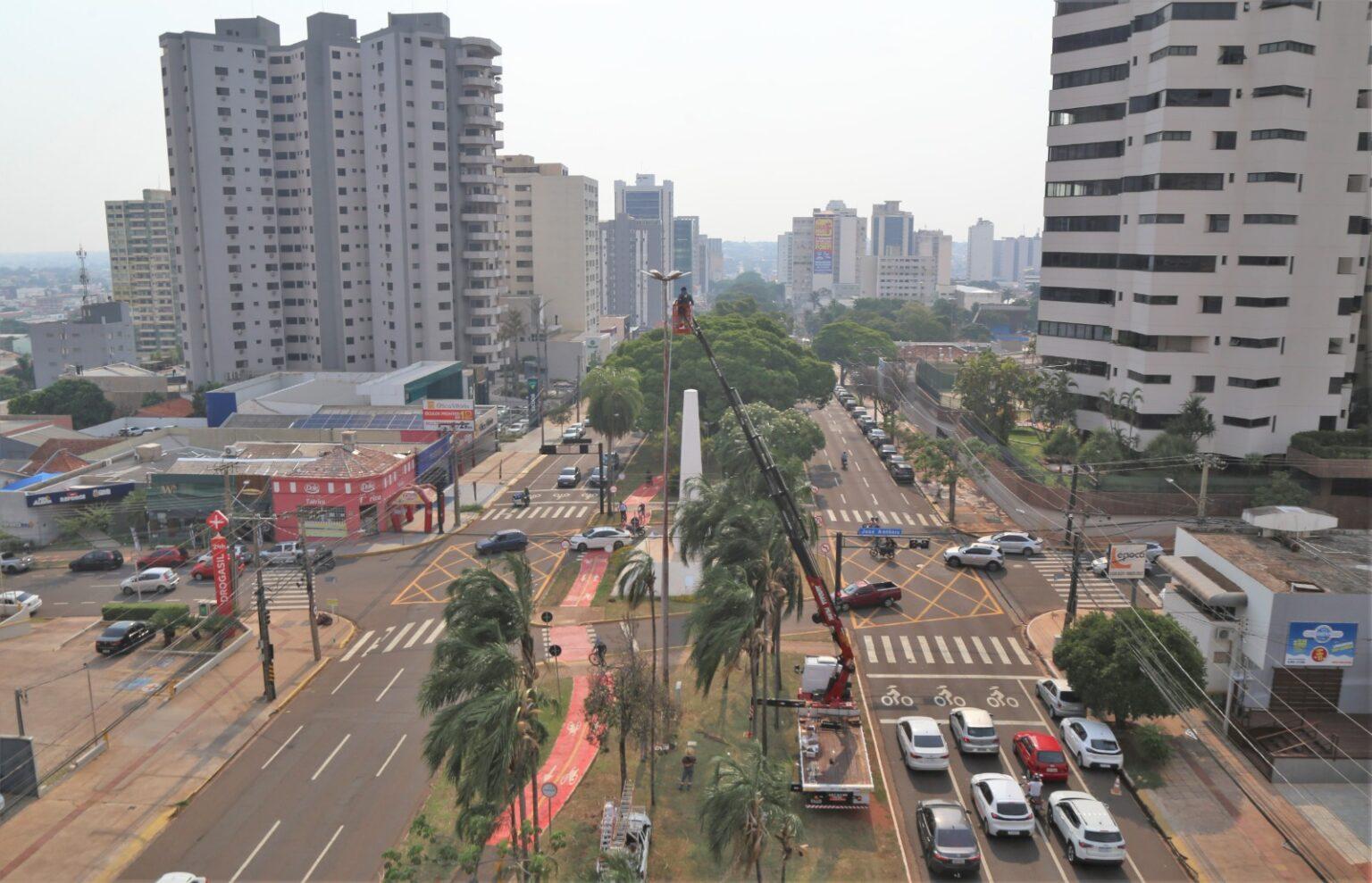 Prefeitura começa a instalar iluminação decorativa na Afonso Pena, 14 de Julho e rotatórias.
