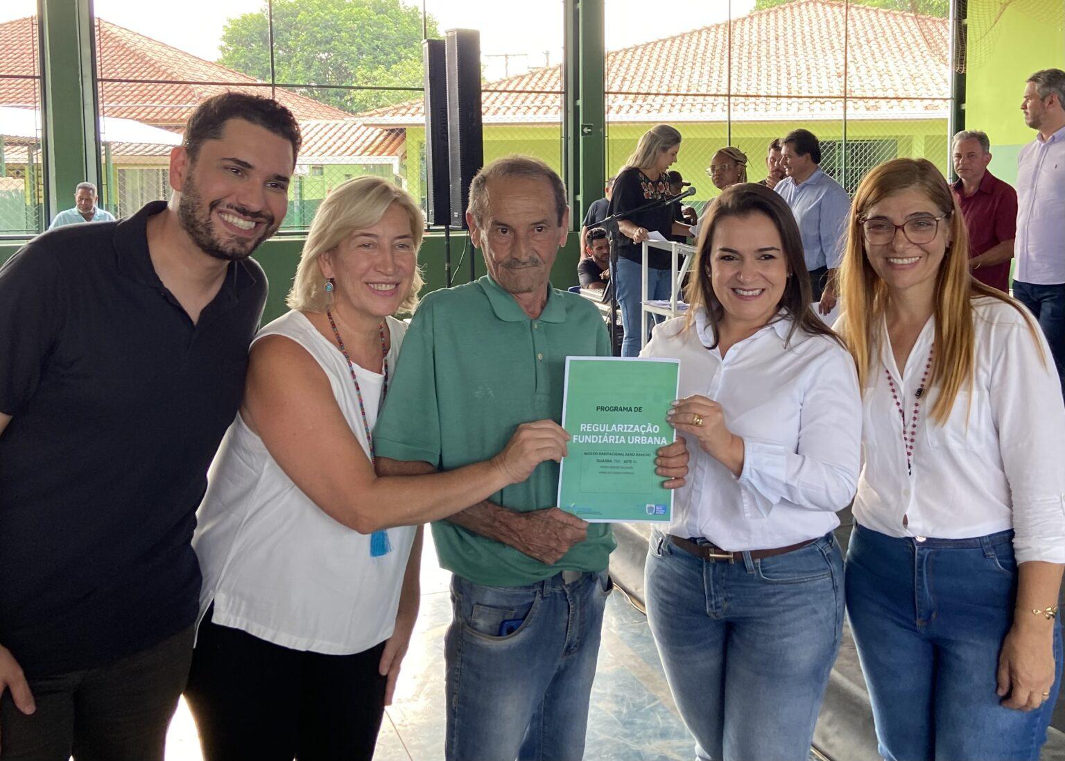 Prefeitura entrega mais de 300 certidões de regularização fundiária para famílias no Aero Rancho.