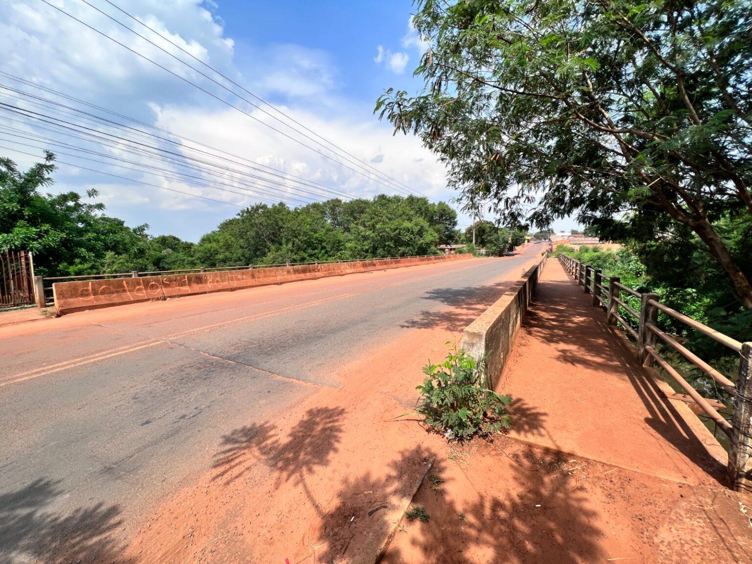 Prefeitura vai executar obra de drenagem para acabar com alagamento na divisa dos bairros Pênfigo e Colorado.