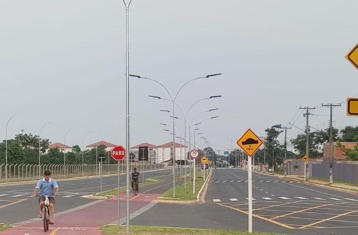 Sistema de iluminação com energia solar é ativado na Avenida dos Cafezais.