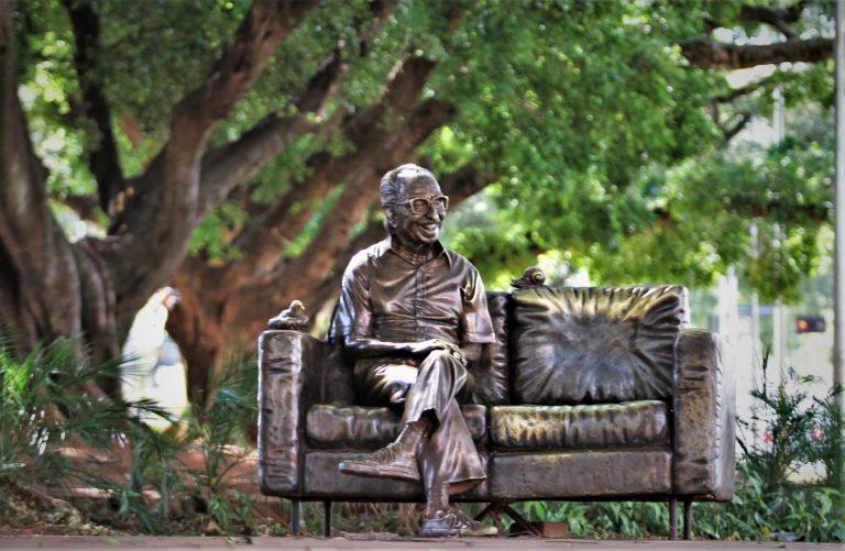 Biblioteca Isaias Paim faz exposição em comemoração aos 107 anos do nascimento de Manoel de Barros.