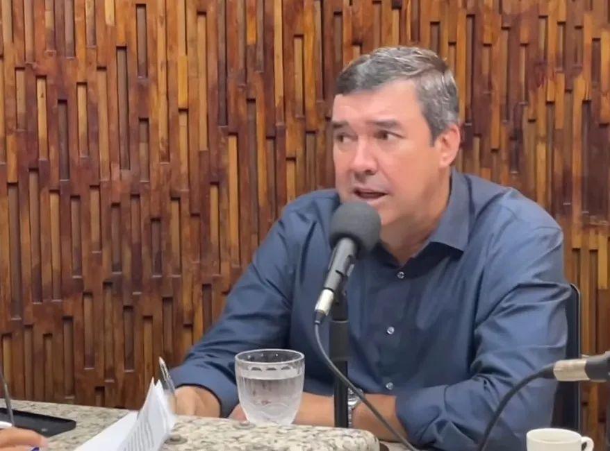 Governador Eduardo Riedel não participará de campanhas onde apoiadores dele se enfrentem no interior.