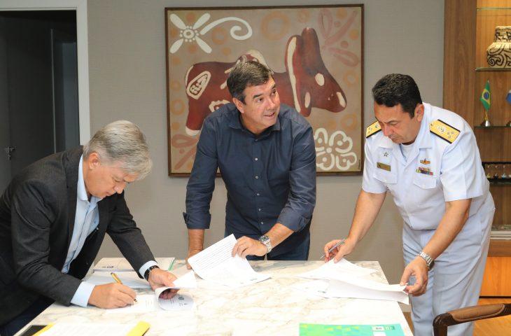 Governo e Marinha selam cooperação para operações de evacuação aeromédicas em helicópteros.