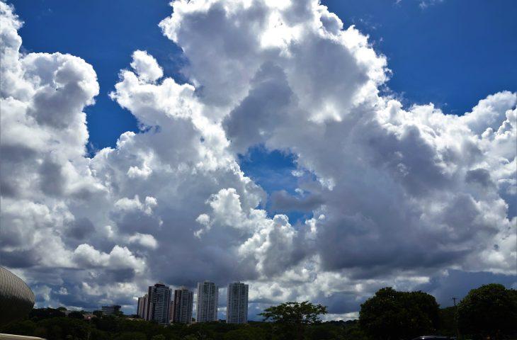 Natal é embalado por instabilidades e probabilidade de chuva é destaque nesta segunda-feira. 