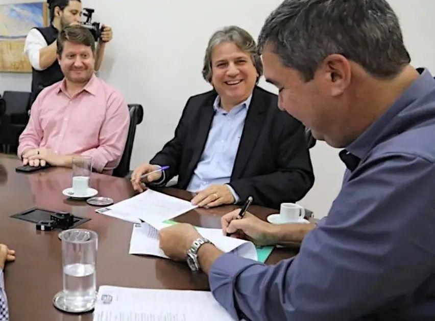 Secretários pegam férias com governador e adjuntos assumem comando.